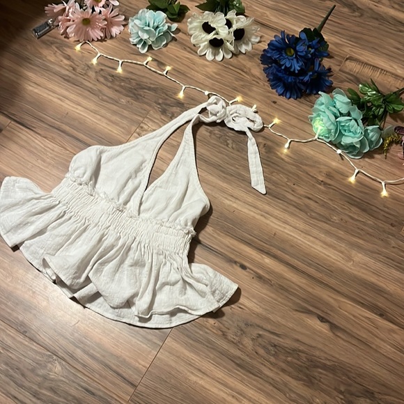 Cropped Ruffle Halter Top - Picture 3 of 9